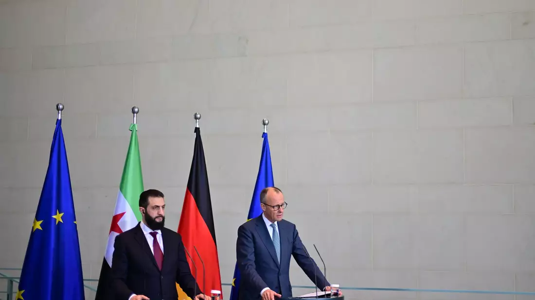 Mit einer Äußerung bei einer gemeinsamen Pressekonferenz mit Syriens Übergangspräsident Ahmed al-Scharaa hatte Bundeskanzler Friedrich Merz (CDU) eine Debatte über syrische Flüchtlinge ausgelöst. (Archivbild) - Bild: Sebastian Christoph Gollnow/dpa