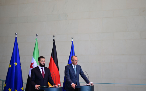 Mit einer Äußerung bei einer gemeinsamen Pressekonferenz mit Syriens Übergangspräsident Ahmed al-Scharaa hatte Bundeskanzler Friedrich Merz (CDU) eine Debatte über syrische Flüchtlinge ausgelöst. (Archivbild) - Foto: Sebastian Christoph Gollnow/dpa