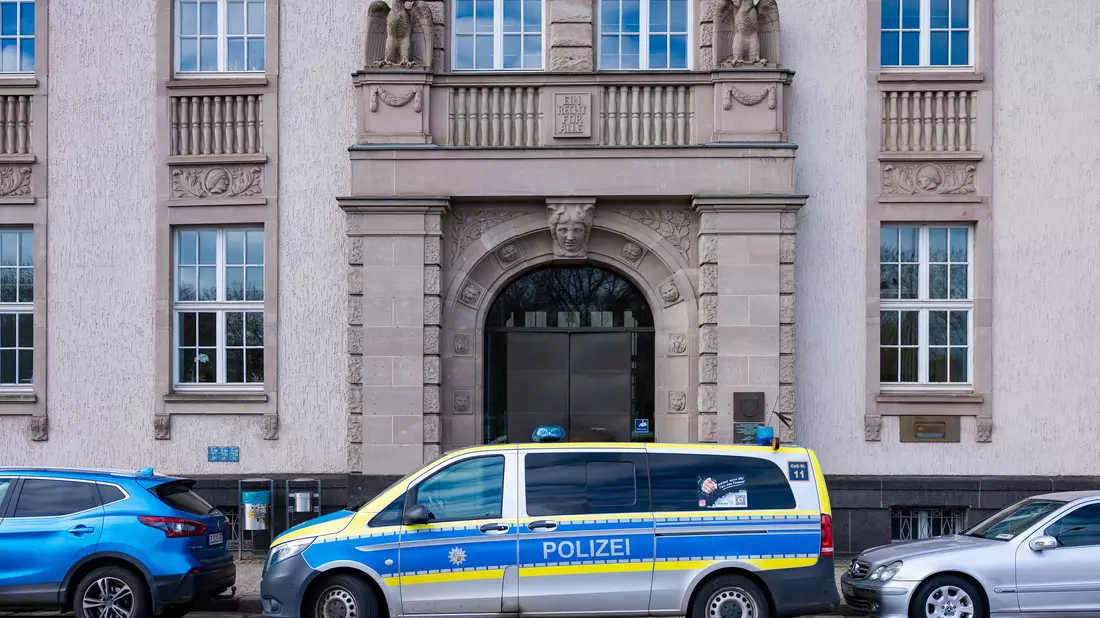 Ein Fahrzeug der Polizei steht vor dem Landgericht Saarbrücken. - Bild: Laszlo Pinter/dpa