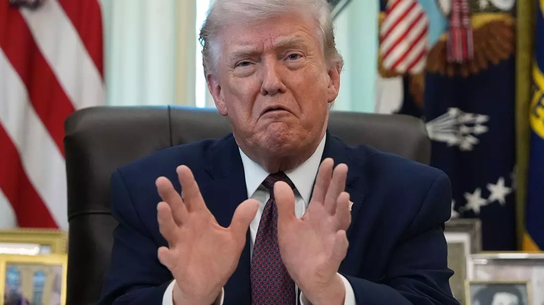 Trump sagt, der Iran habe um eine Waffenruhe gebeten. - Bild: Alex Brandon/AP/dpa