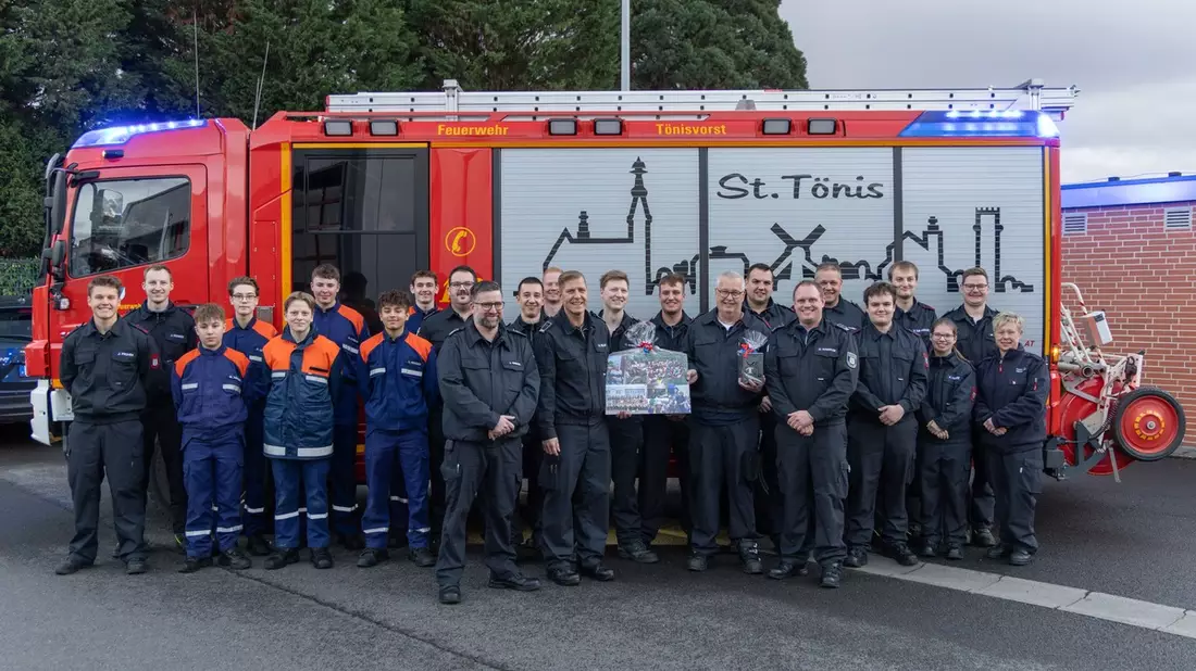 FW Tönisvorst: Über vier Jahrzehnte Engagement - Feuerwehr Tönisvorst verabschiedet Manfred Sanders in die Ehrenabteilung - Bild: presseportal.de