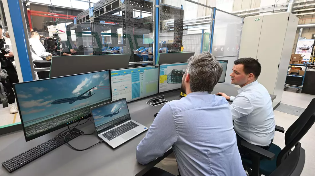 Die Wissenschaftler starten die Simulation mit einem Mausklick. - Bild: Carmen Jaspersen/dpa