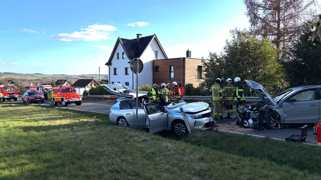 FW VG Asbach: Verkehrsunfall bei Etscheid mit 3 PKW / 4 Verletzte in Krankenhäuser transportiert - Bild: presseportal.de