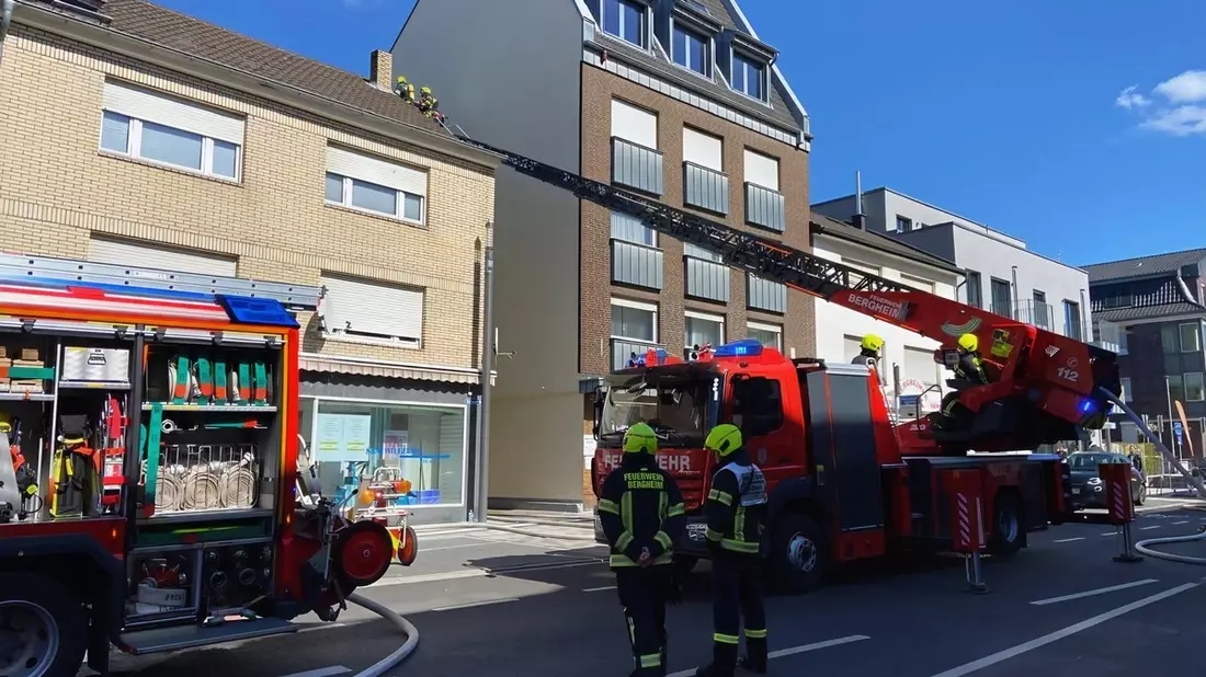 FW Bergheim: Wohnungsbrand in Mehrfamilienhaus Eine verletzte Person - Zwei Katzen gerettet - Weitere Einsätze am Nachmittag - Bild: presseportal.de