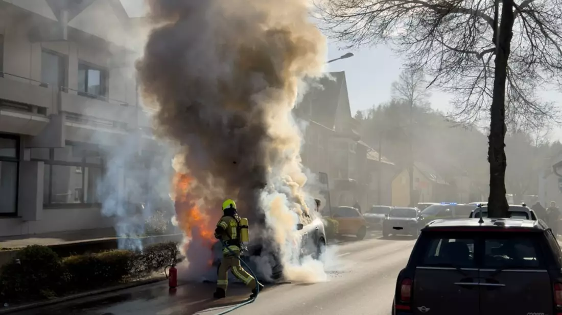 FW Königswinter: PKW-Brand in Königswinter - Ittenbach - Bild: presseportal.de