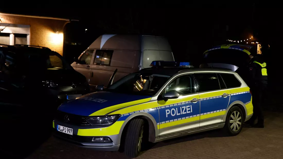 Ein totes Baby ist einer Mülltonne im Kreis Harburg entdeckt worden.  - Bild: Georg Wendt/dpa