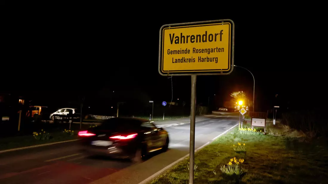 Details zu dem Fund in der Gemeinde Rosengarten nahe Hamburg gab es zunächst kaum. - Bild: Georg Wendt/dpa