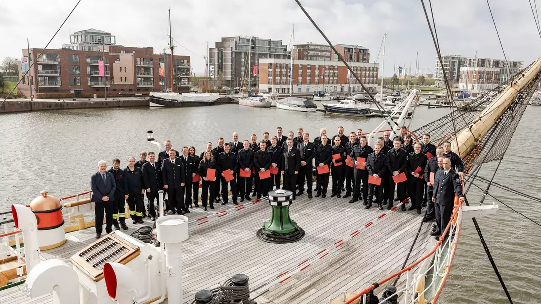 FW Bremerhaven: Ernennungen und Beförderungen auf dem Schulschiff Deutschland - Bild: presseportal.de