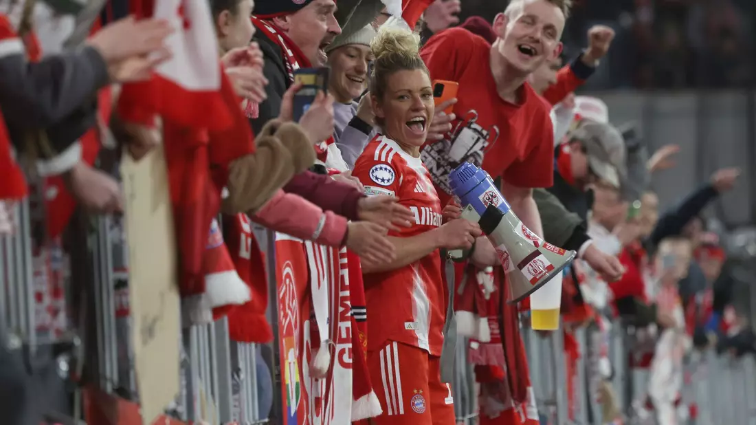 Unter Fans: Linda Dallmann bei den Anhängern des FC Bayern. - Bild: Karl-Josef Hildenbrand/dpa