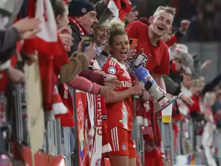 Unter Fans: Linda Dallmann bei den Anhängern des FC Bayern. - Foto: Karl-Josef Hildenbrand/dpa
