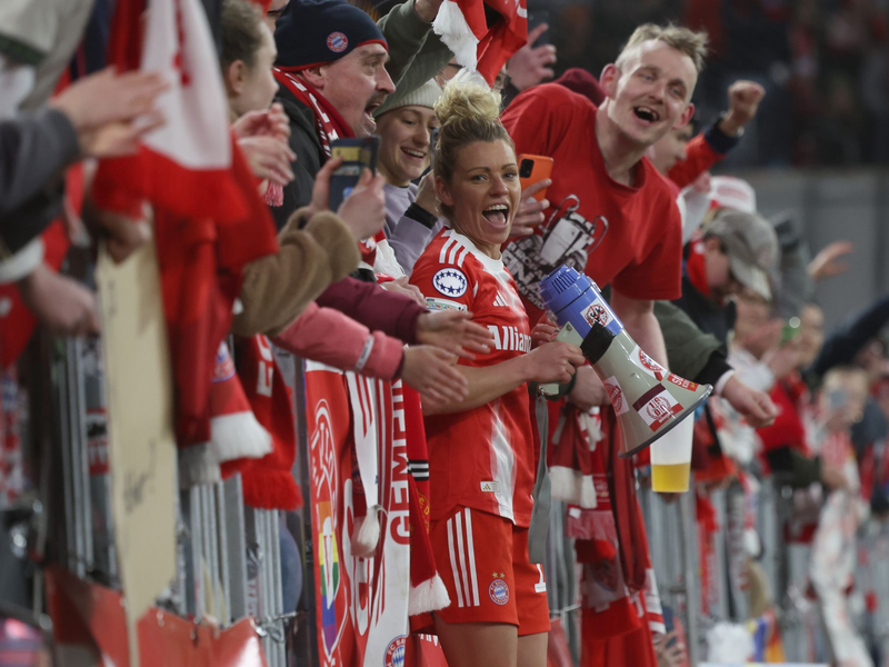 Unter Fans: Linda Dallmann bei den Anhängern des FC Bayern. - Foto: Karl-Josef Hildenbrand/dpa