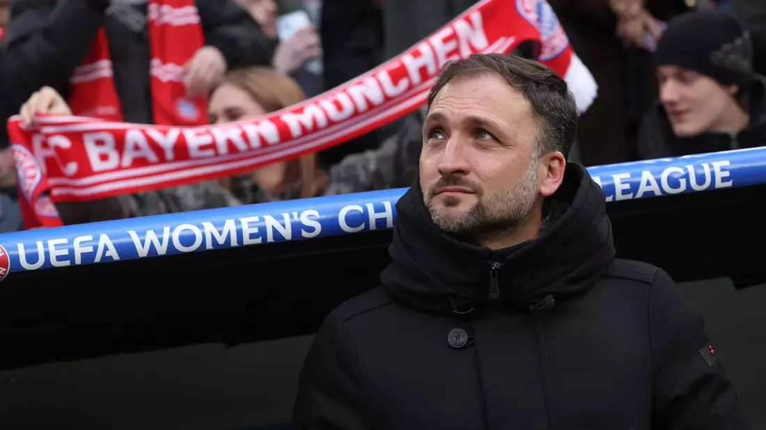 Bayern-Trainer José Barcala vermittelt seinen Spielerinnen Selbstvertrauen. - Bild: Karl-Josef Hildenbrand/dpa