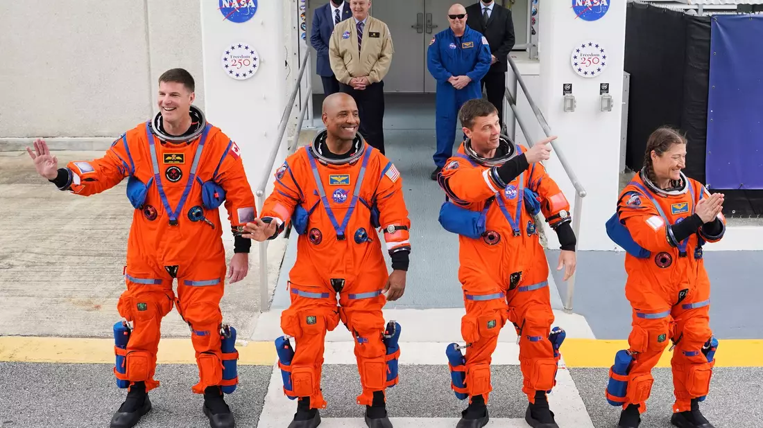 Die vier Astronauten sollen um den Mond herumfliegen.  - Bild: John Raoux/AP/dpa