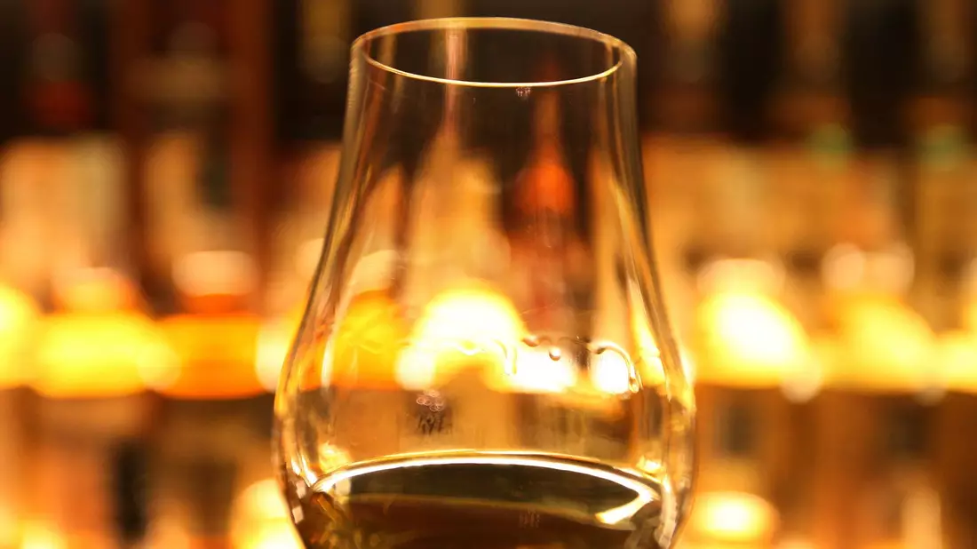 Nur, wo auch wirklich Whiskey, Gin oder Rum drin ist, darf auch mit Whiskey, Gin oder Rum geworben werden. (Symbolbild) - Bild: David Cheskin/Press Association/dpa