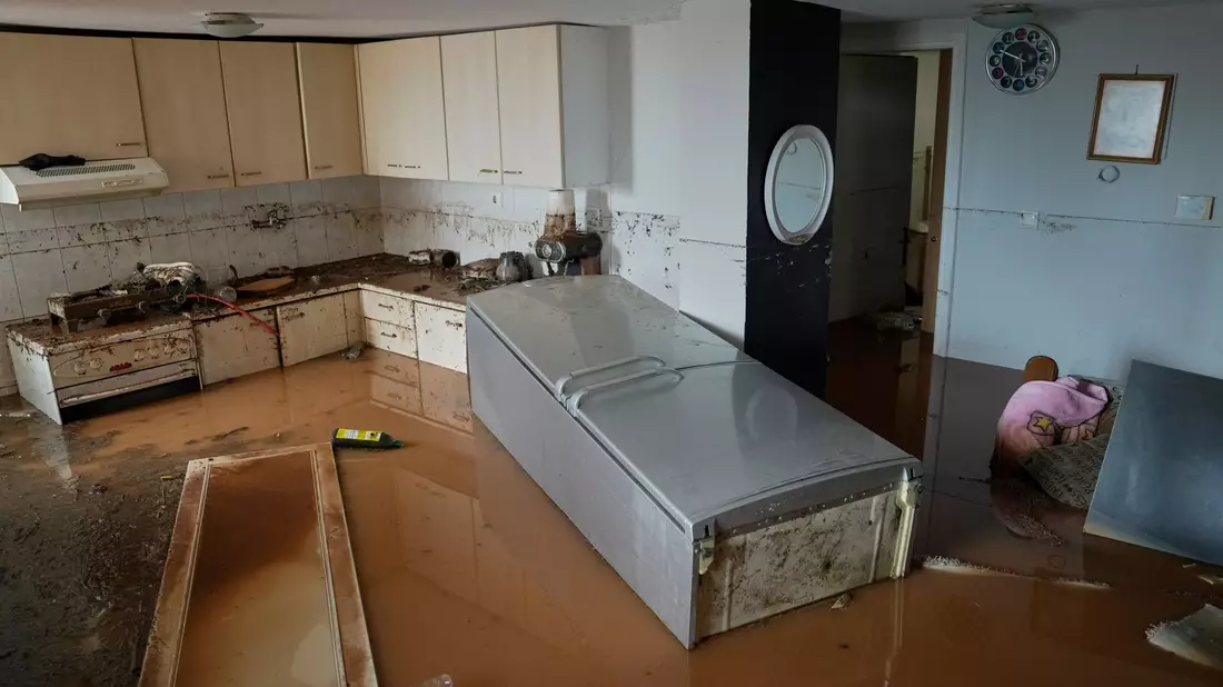 Schwere Unwetter haben in Griechenland große Schäden verursacht.  - Bild: Thanassis Stavrakis/AP/dpa