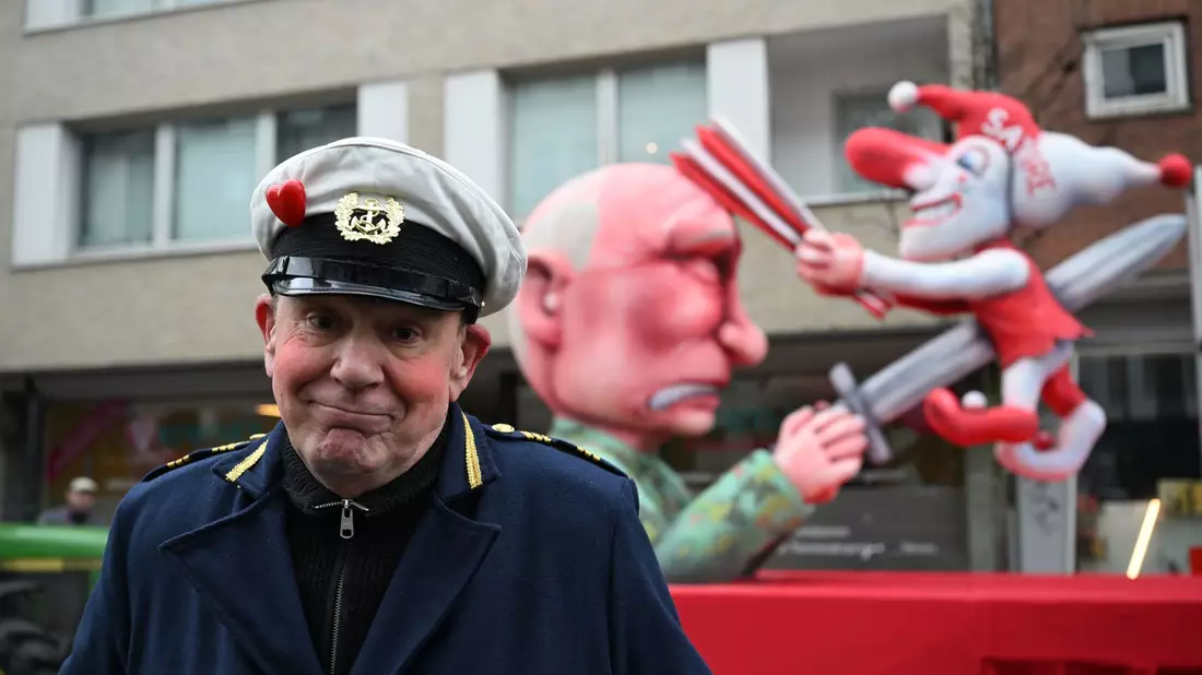 Karnevalswagenbauer Jacques Tilly ist von einem russischen Gericht zu achteinhalb Jahren Haft verurteilt worden (Archivbild). - Bild: Federico Gambarini/dpa