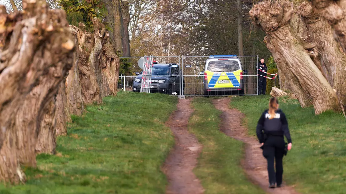 Die Polizei sperrte den Zugang zum Ufer der Insel Poel ab. - Bild: Marcus Golejewski/dpa