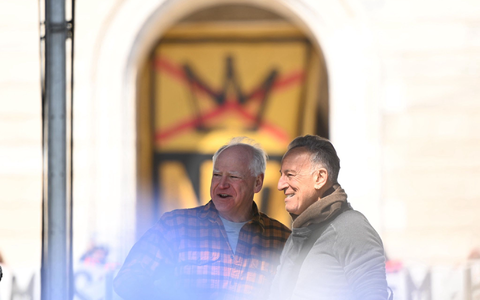 Donald Trump (nicht im Bild) teilt erneut gegen Bruce Springsteen (rechts, mit Gouverneur Tim Walz) aus. (Archivbild) - Foto: Tom Baker/FR172309 AP/AP/dpa