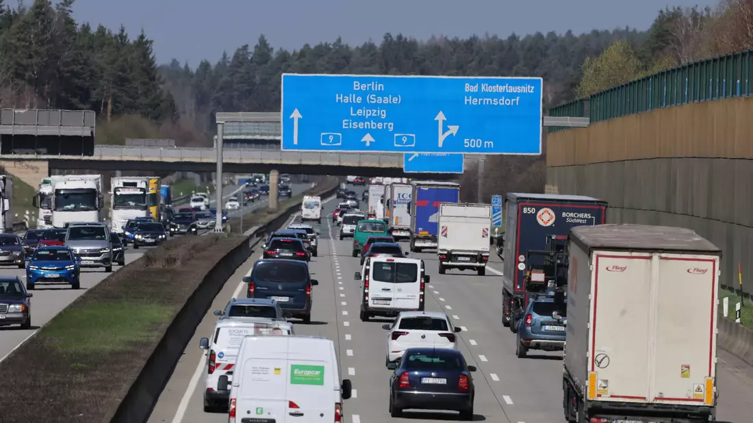 Auf vielen Autobahnen, wie hier auf der A9, herrschte am Donnerstagnachmittag reger Verkehr. - Bild: Bodo Schackow/dpa