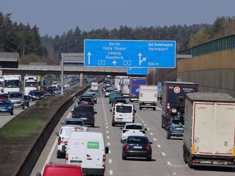 Auf vielen Autobahnen, wie hier auf der A9, herrschte am Donnerstagnachmittag reger Verkehr. - Foto: Bodo Schackow/dpa
