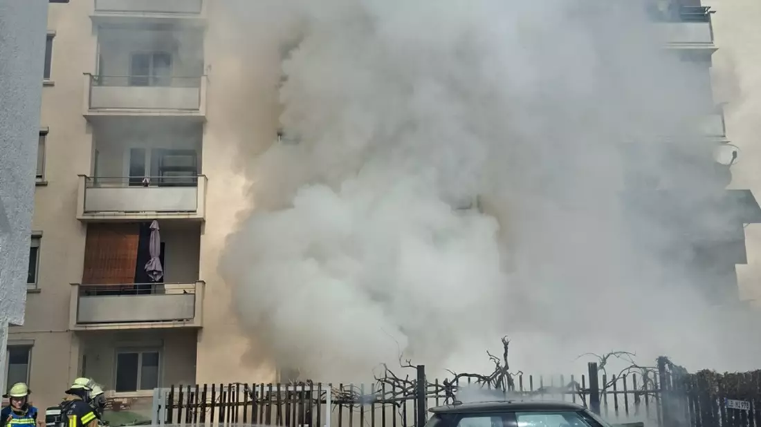FW Stuttgart: PKW-Brand droht auf Gebäude überzugreifen - Bild: presseportal.de