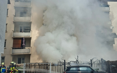 FW Stuttgart: PKW-Brand droht auf Gebäude überzugreifen - Foto: presseportal.de