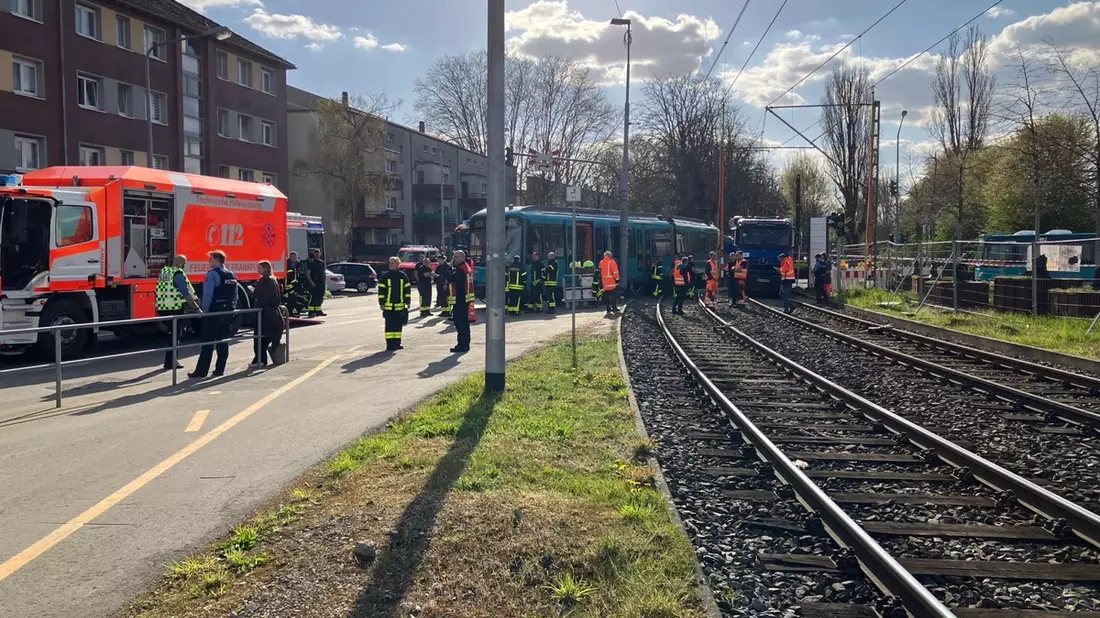 FW-F: Schwerer Unfall zwischen U-Bahn und LKW im Riederwald - Bild: presseportal.de