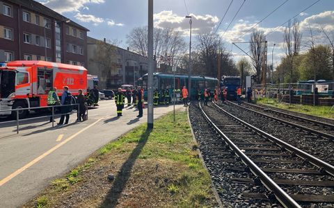 FW-F: Schwerer Unfall zwischen U-Bahn und LKW im Riederwald - Foto: presseportal.de