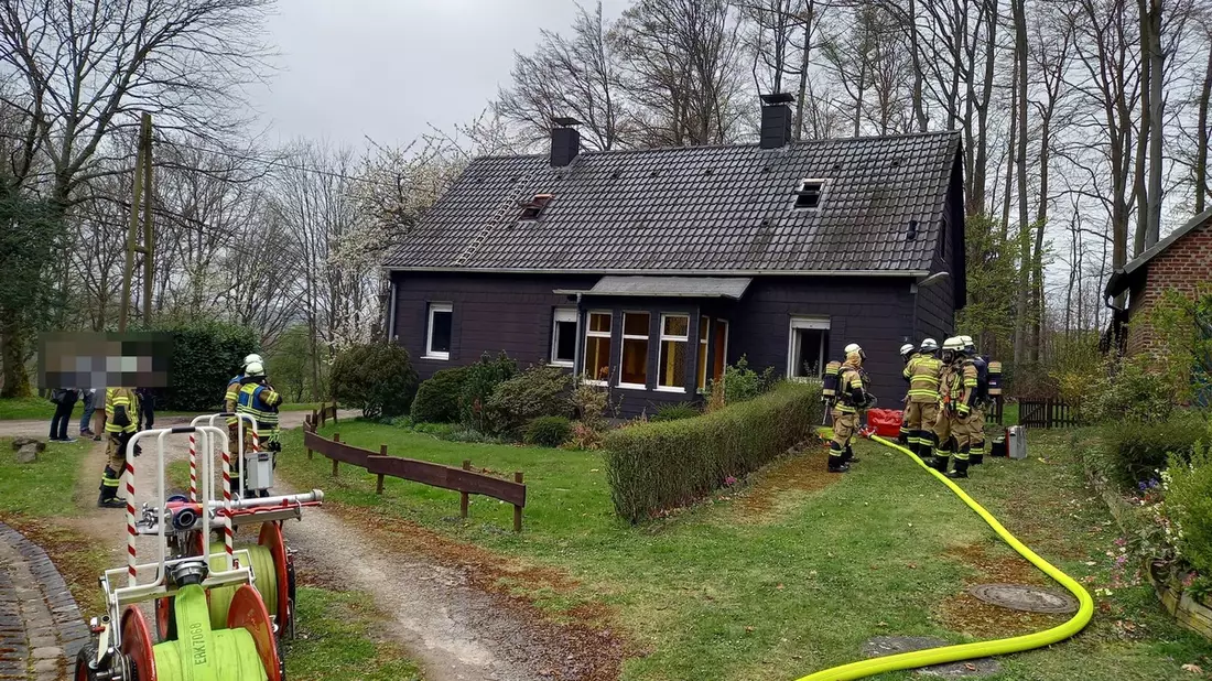 FW-EN: Feuerwehr Herdecke bei Wohnungsbrand im Einsatz - Rauchmelder zeigen Wirkung - Enorme Rußausbreitung im Gebäude durch Schwelbrand - Bild: presseportal.de
