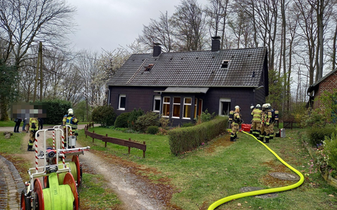 FW-EN: Feuerwehr Herdecke bei Wohnungsbrand im Einsatz - Rauchmelder zeigen Wirkung - Enorme Rußausbreitung im Gebäude durch Schwelbrand - Foto: presseportal.de