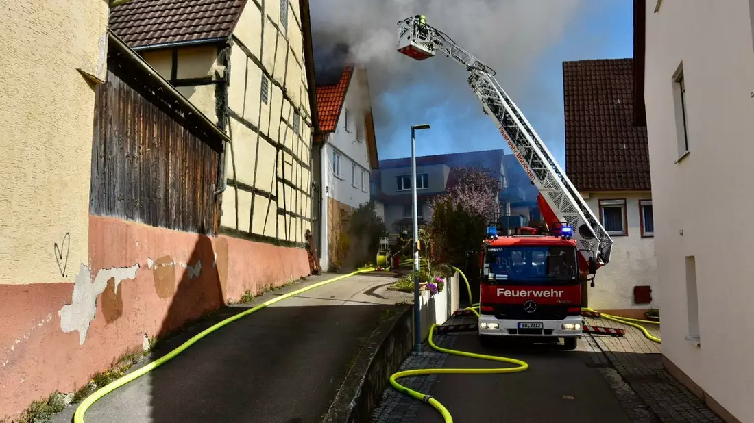 FW Böblingen: Garagenbrand greift auf Wohnhaus über - Bild: presseportal.de