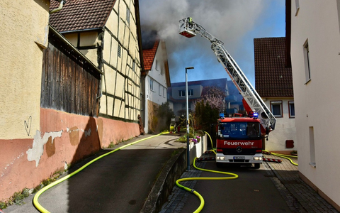 FW Böblingen: Garagenbrand greift auf Wohnhaus über - Foto: presseportal.de