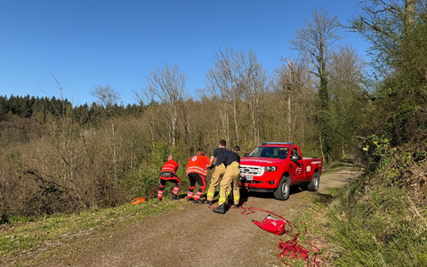 FW Weinheim: Vom Waldweg abgekommen und abgerutscht - Weinheimer Feuerwehr rettet zwei Spaziergänger oberhalb des Funkturms Nächstenbach - Foto: presseportal.de
