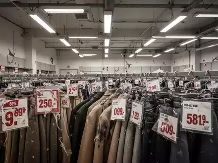 Modehandel im Umbruch: Räumungsverkäufe prägen das Stadtbild - Foto: über boerse-global.de
