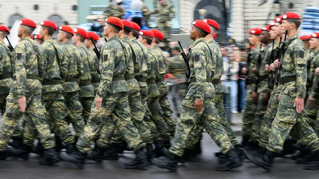 Ein Gericht entschied: Auch Männer in der österreichischen Armee dürfen eine Pferdeschwanz-Frisur tragen. (Symbolbild) - Bild: Max Slovencik/APA/dpa