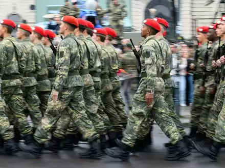 Ein Gericht entschied: Auch Männer in der österreichischen Armee dürfen eine Pferdeschwanz-Frisur tragen. (Symbolbild) - Foto: Max Slovencik/APA/dpa