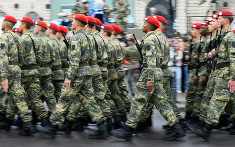 Ein Gericht entschied: Auch Männer in der österreichischen Armee dürfen eine Pferdeschwanz-Frisur tragen. (Symbolbild) - Foto: Max Slovencik/APA/dpa