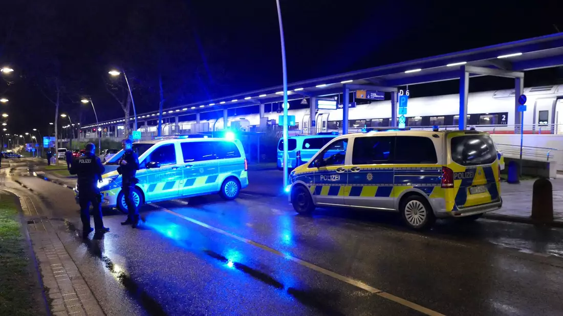 Die Bundespolizei ist am Bahnhof Siegburg/Bonn im Einsatz. - Bild: Marius Fuhrmann/dpa
