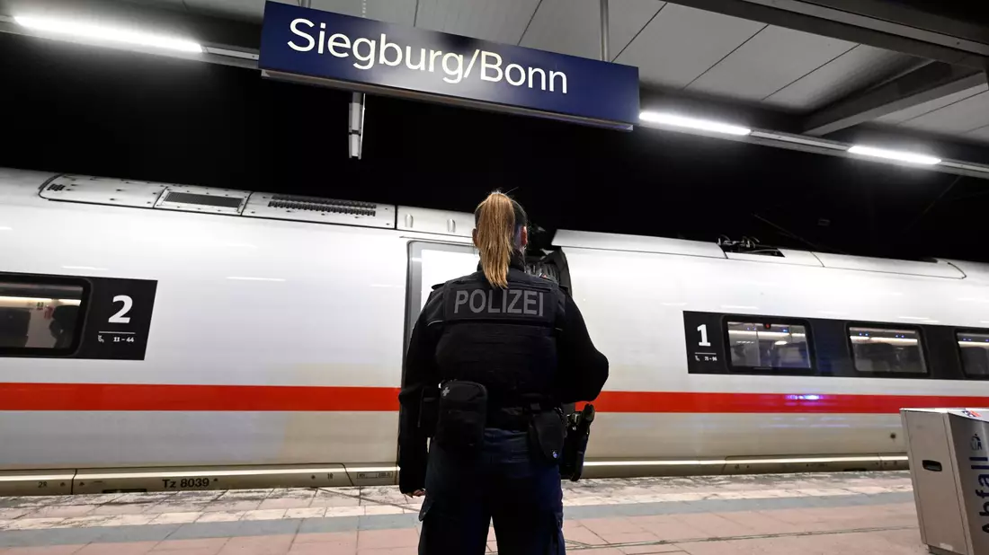 Bei der Ankunft im Bahnhof Siegburg/Bonn wurde der 20-Jährige von der Bundespolizei aus dem ICE gezogen. - Bild: Roberto Pfeil/dpa