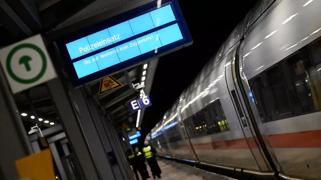 Das betroffene Gleis am Bahnhof wurde gesperrt. Das wirkte sich auch auf andere Züge im Fern- und Regionalverkehr aus. - Bild: Roberto Pfeil/dpa