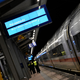 Das betroffene Gleis am Bahnhof wurde gesperrt. Das wirkte sich auch auf andere Züge im Fern- und Regionalverkehr aus. - Foto: Roberto Pfeil/dpa