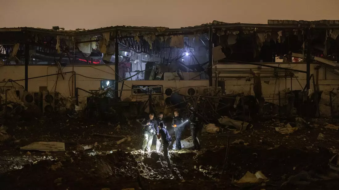 In der Stadt Petach Tikva bei Tel Aviv schlug ein Geschoss ein.  - Bild: Itai Ron/dpa