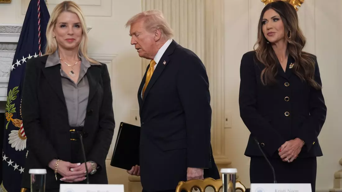 Bondi und Noem sind nicht mehr Teil von Trumps Regierung. (Archivbild) - Bild: Evan Vucci/AP/dpa