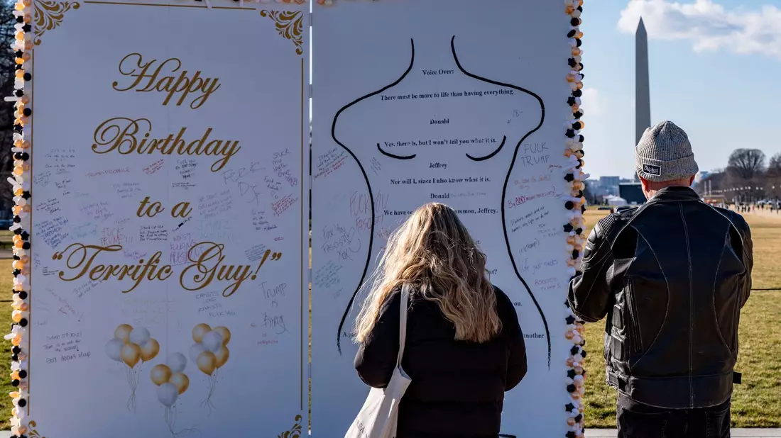 Eine Kunstinstallation zeigt eine angebliche Verbindung zwischen Epstein und Trump. (Archivbild) - Bild: Alex Brandon/AP/dpa