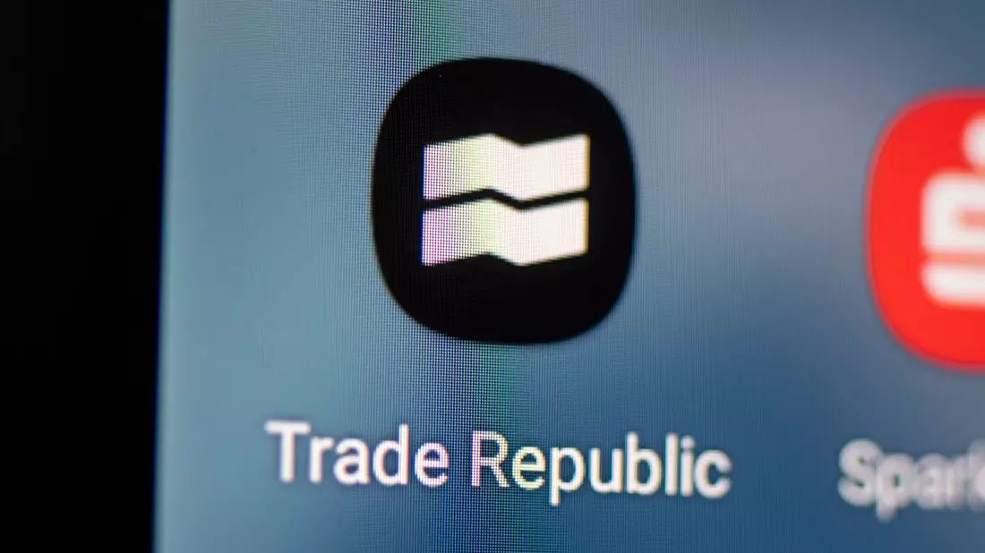 Der Online-Broker Trade Republic arbeitet rein App-basiert, hat aber die Bankenbranche schon aufgeschreckt. (Symbolfoto) - Bild: Fabian Sommer/dpa