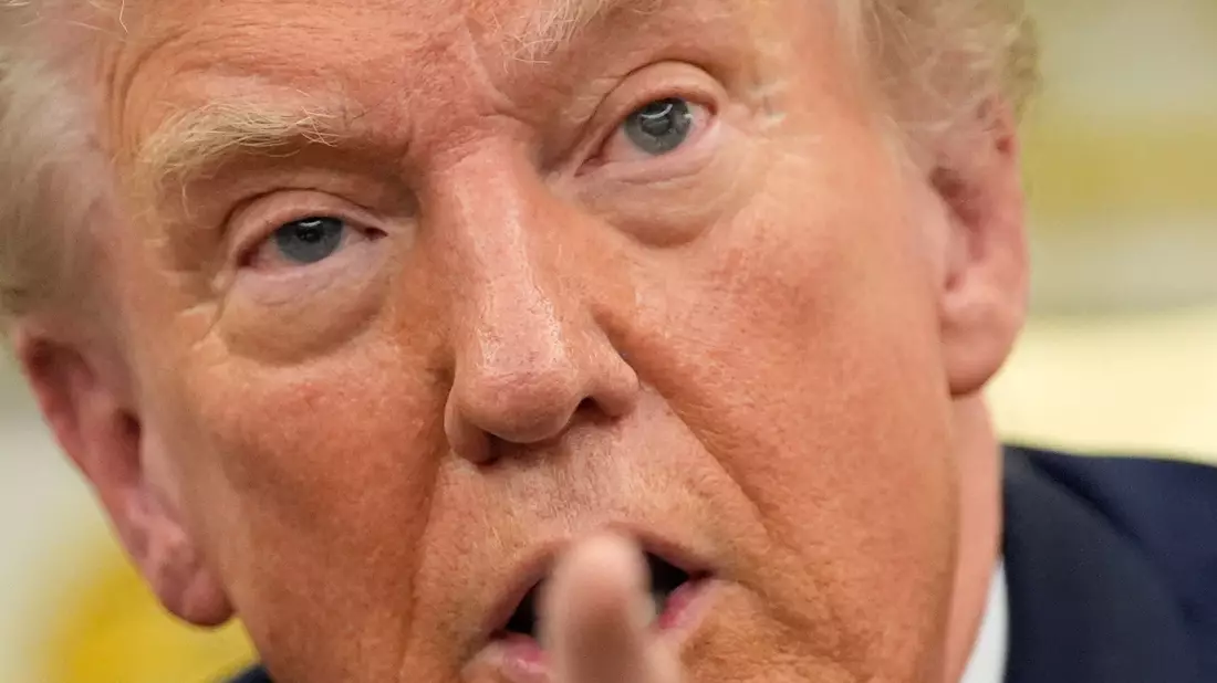 Donald Trump ist erbost darüber, dass Nato-Partner seinen Iran-Krieg nicht stärker unterstützen. Nun will er Konsequenzen prüfen. (Archivbild) - Bild: Alex Brandon/AP/dpa