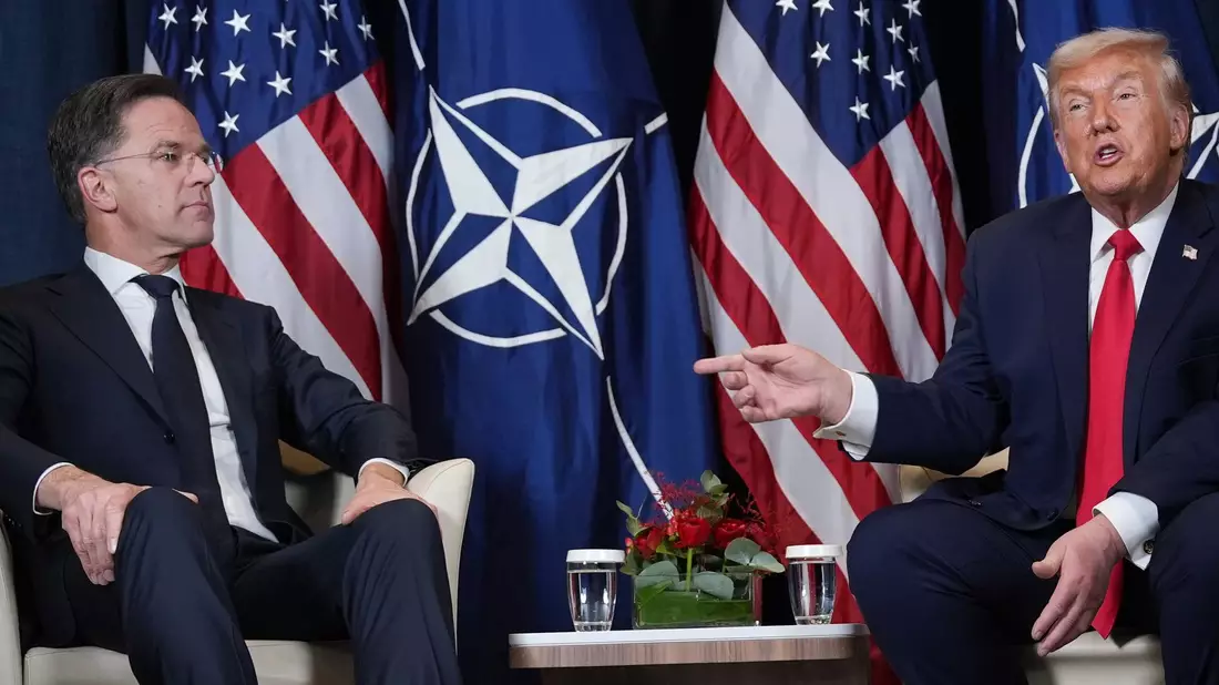 Nato-Generalsekretär Mark Rutte gehört zu den wenigen prominenten Politikern in Europa, die Donald Trumps Vorgehen gegen den Iran immer wieder loben. Schafft es der Niederländer, Trump von einem Bündnisaustritt abzuhalten? (Archivbild) - Bild: Evan Vucci/AP/dpa
