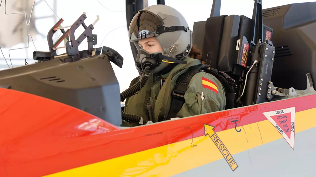 Leonor gilt als verträumt und schüchtern, aber auch als besonnen und gut organisiert. Hier absolviert sie ihren ersten Soloflug. (Archivbild) - Bild: Casa De S.M. El Rey/EUROPA PRESS/dpa