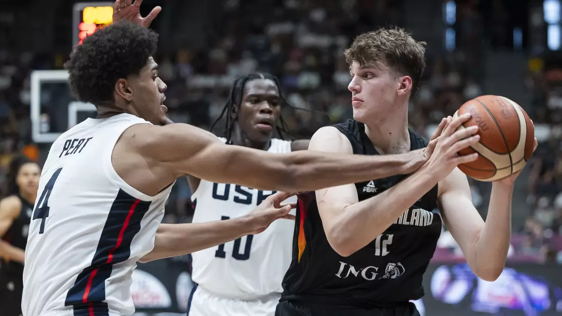 Eric Reibe (rechts) ist einer der deutschen Nachwuchsbasketballer, die an einem College in den USA spielen. (Archivbild) - Bild: Cyril Zingaro/KEYSTONE/dpa