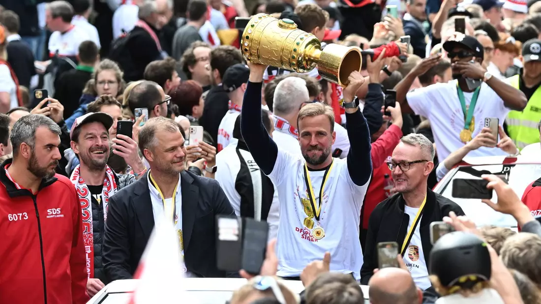 Feierten 2025 den DFB-Pokalsieg: Stuttgarts Erfolgstrio Wohlgemuth, Hoeneß und Wehrle (v.l.-r). (Archivbild) - Bild: Marijan Murat/dpa